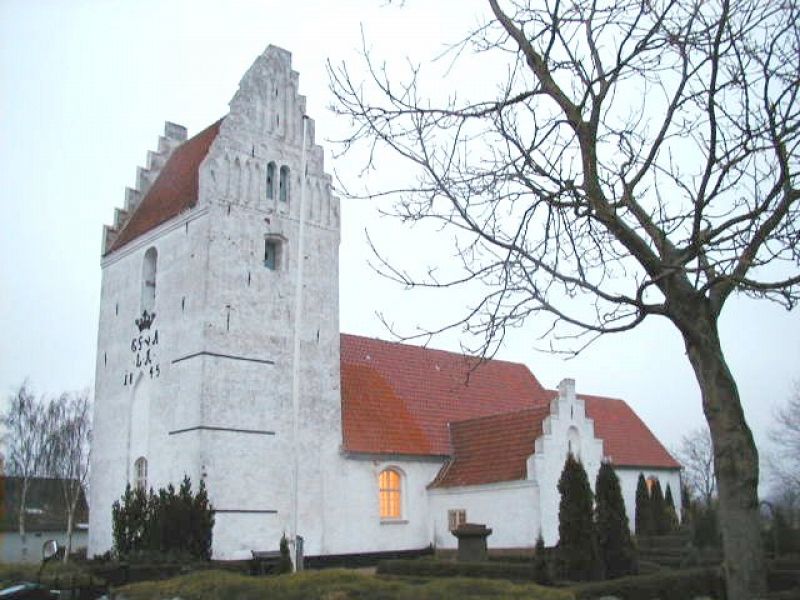 Revninge Kirke ligger ud til landevejen